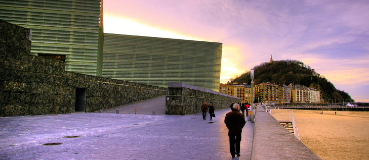 KVELDSVANDRING: Det imponerende kongress- og kultursenteret Kursaal ligger rett p� stranda. Alle foto: DARIO GARRIDO og KJERSTI GJEMS VANGBERG