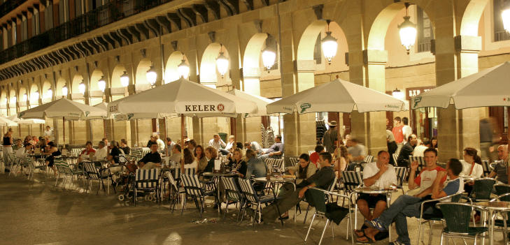 KAF�KVELD: Plaza de la Constituci�n i gamlebyen er omkranset av kafeer der det koker av liv p� kveldene. Foto: KJERSTI GJEMS VANGBERG