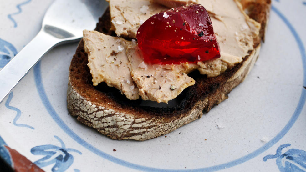 Dyrt og godt: Foie gras kalles gjerne g�selever i Norge, men mesteparten av produksjonen kommer fra anda. Her servert med portvinsgele og pepper.