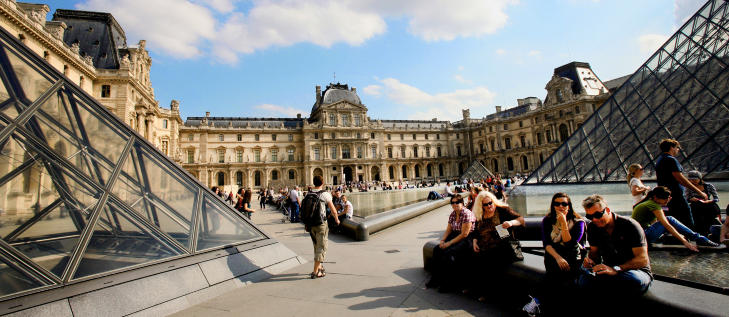 LOUVRE: Verdens st�rste museum er ogs� verdt et bes�k p� utsiden. Foto: HILDE SCHJERVE