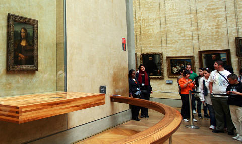 MESTERVERK: �Mona Lisa�, malt av Leonardo da Vinci fra 1503 til 1507, er kanskje verdens mest ber�mte maleri. Se henne i Louvre. Foto: HILDE SCHJERVE