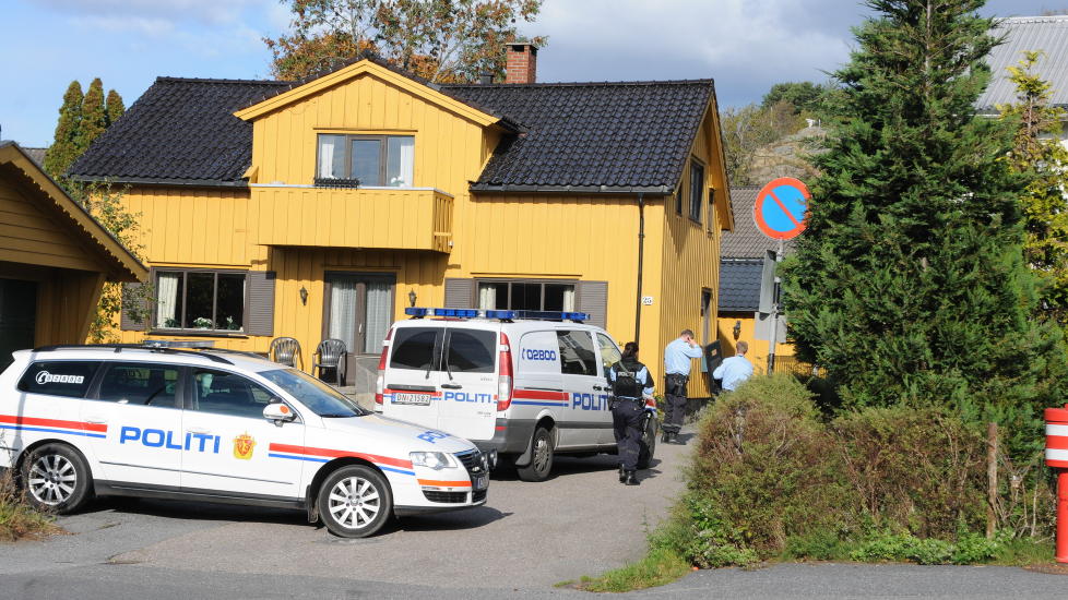 POLITIAKSJON: Et titalls politipatruljer jakter p� to bev�pnede ranere etter gullsmedranet. Huset p� bildet er ikke boligen som politiet stormet. Foto: Lasse Ljung/Nyhets Foto