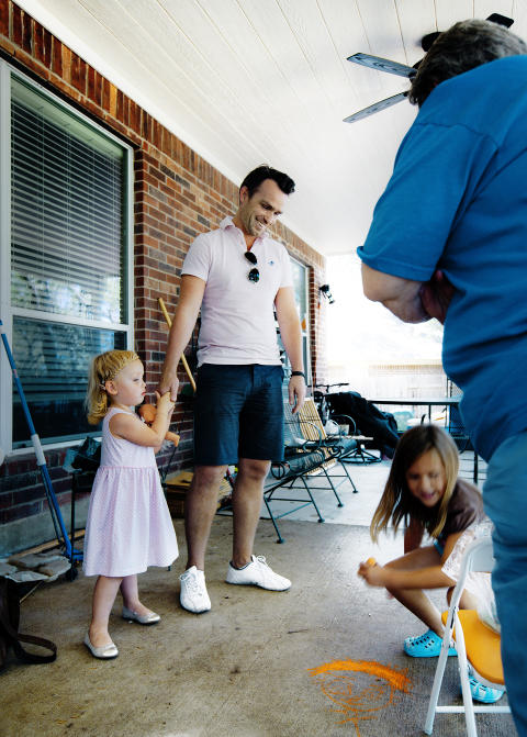 UT I JULIES HAGE: Isabel (2) er f�rst reservert og holder seg tett inntil pappa Frode. P� dag to i USA er b�de skepsisen og spr�kbarrieren borte, og Isabel og Jules datter Sarah (5) finner fort tonen over barbiedokker og kritt.