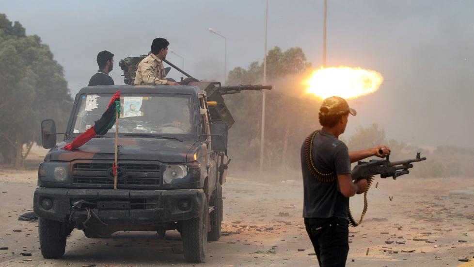 HARDE KAMPER: Det meldes om harde kamper rundt Sirte i Libya. Foto: SCANPIX/EPA/MOHAMED MESSARA