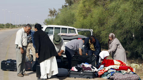 FLYKTER: Mange av de som enn� var igjen i Sirte flykter n� fra kampene mellom NTC-h�ren og Kadhafis styrker. Dette bildet er tatt rundt 20 kilometer �st for Sirte. Foto: SCANPIX/REUTERS/SAAD SALASH