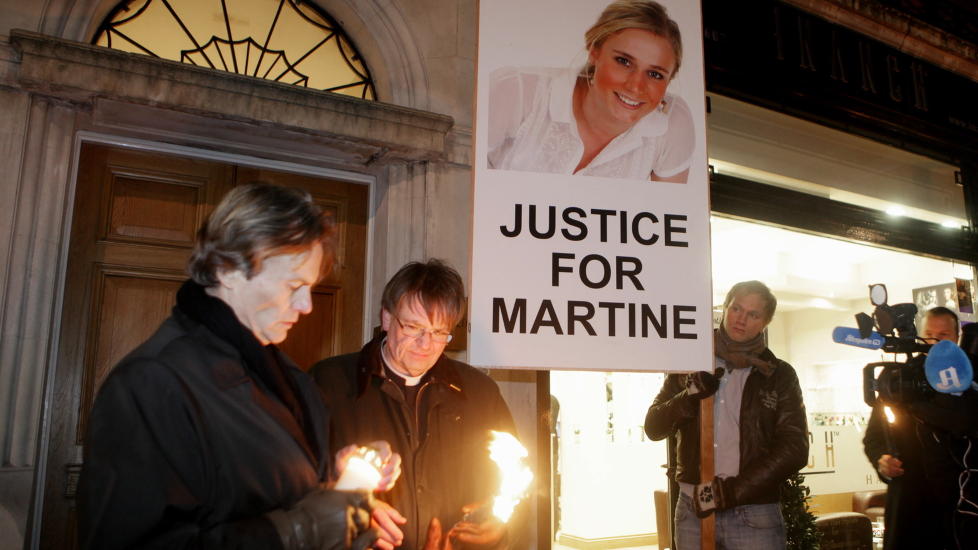 TETT SAMARBEID: Martine-stiftelsen samarbeider tett med oppr�rsbevegelsen i Jemen. Her er Martine Vik Magnussens far Odd Petter Magnussen (t.v.) og sj�mannsprest Torbj�rn Holt utenfor d�ra i Great Portland Street hvor hun ble funnet, uner en minnemarkering i 2010. Foto: �sa Westerlund / SCANPIX