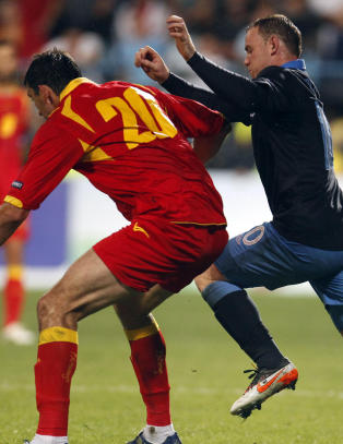Rooney utestenges i minst �n kamp i EM