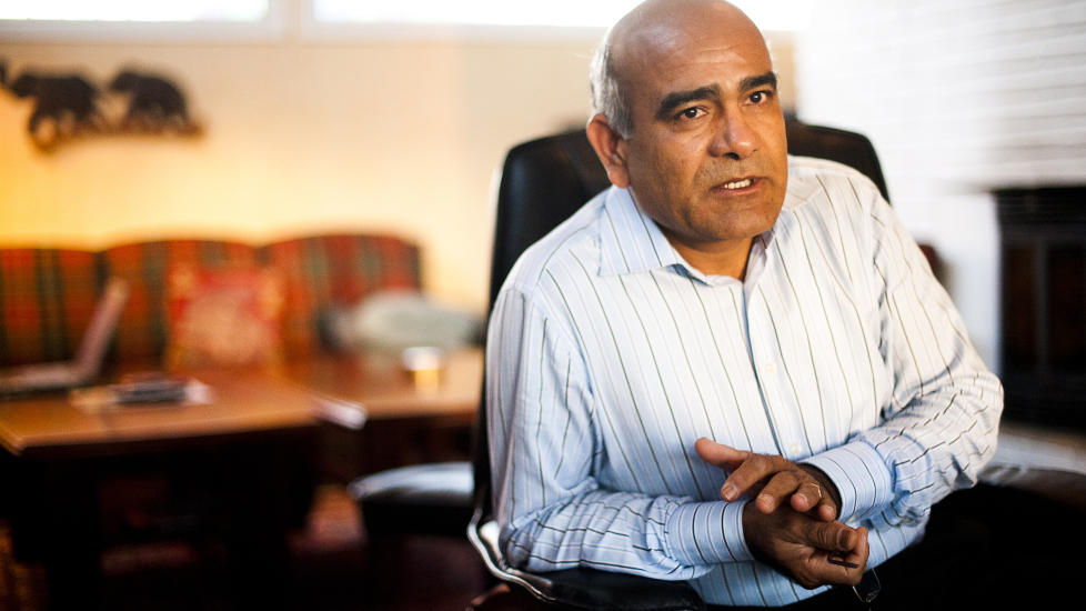 VIL FORSVARE HINDUISMEN: &mdash; Det handler om � bevare hinduenes kultur. �Hindu dharma� er ikke en religion, men en levem�te. Hinduismen var en avansert filosofisk retning da kristendommen fortsatt trodde jorden var flat. S� kommer misjon�rer fra mye mindre utviklede religioner og omvender fattige indere med penger og makt, sier styremedlem i Oslo Frp, Ombir Upadhyay. Foto: H�KON EIKESDAL/DAGBLADET