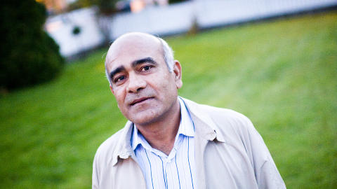 Vi er ikke militante. Vi er en fredelig organisasjon, sier styremedlem i Oslo Frp, VAR NORSK LEDER: Ombir Upadhyay. Ved siste stortingsvalg var han p� tiendeplass p� partiets Oslo-liste, rett foran J�ran Kallmyr. Men for en del indere, er han mer kjent som den tidligere norske presidenten for Verdens hindur�d (VHP). Foto: H�KON EIKESDAL/DAGBLADET