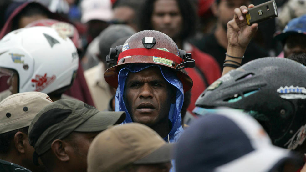 �N DREPT: Arbeiderne ved den amerikanskeide Freeport-McMoran-gruva i Indonesia har streiket siden midten av september. Foto: REUTERS/SCANPIX REUTERS/Muhammad Yamin