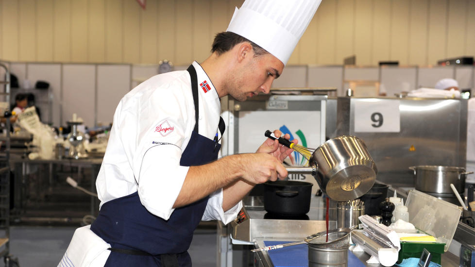 GULLVINNER: Kokken �yvind B�e Dalelv (21) ble k�ret til verdensmester i WorldSkills i London i g�r kveld. Her er han i aksjon under VM-finalen. Til daglig jobber han p� restaurant Statholdergaarden i Oslo. Foto: Keith Hammett