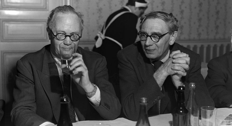 FORFATTER: Helge Krog (t.h.) hadde en betydelig posisjon som forfatter, dramatiker, teateranmelder og debattant i mellomkrigstida. Her sammen med venn og kollega Sigurd Hoel p� et m�te i Forfatterforeningen i 1952.
Foto: Scanpix