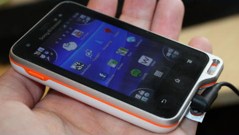 LITEN: Xperia Active er ikke spesielt stor, og dermed lett � ta med seg p� trening. Foto: Marius S. Elterv�g/Mobili.no