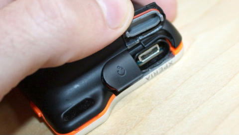 PROPPER: Lydutgangen og USB-tilkoblingen er beskyttet av gummipropper. Telefonen er dermed ikke helt vanntett dersom du har hodesett koblet til. Foto: Marius S. Elterv�g/Mobili.no