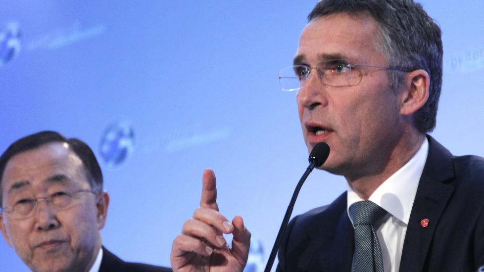 ENERGI: Statsminister Jens Stoltenberg og FNs generalsekret�r Ban Ki-moon (til venstre) under pressekonferansen i forbindelse med toppm�tet om energifattigdom i Oslo mandag.  Foto: Erik Johansen / Scanpix