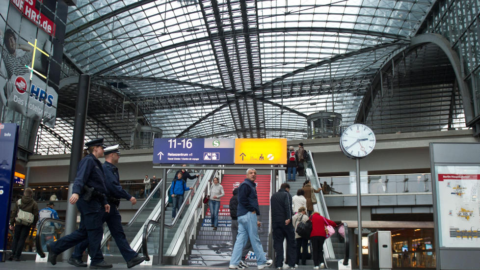 FULL ALARM: Det ble sl�tt full alarm etter funn av hjemmelagde bomber med togtrafikken som m�l. Man fryktet straks at det kunne v�re flere bomber, og togtrafikken ble lenge lammet i storbyen. Her patruljerer to politifolk p� sentralstasjonen Hauptbahnhof  i Berlin. Foto AFP/Tobias Kleinschmidt/Scanpix