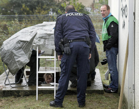 UNDERS�KELSER: Her unders�ker politiet en sjakt i n�rheten av jernbaneskinnene i Berlin. Foto: AP/Michael Sohn/Scanpix