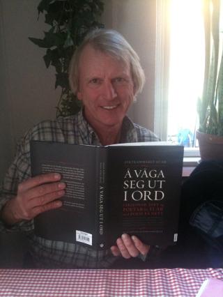 RYKENDE FERSK BOK: Jurymedlem og diktl�rer i Skolekammeret Kristian Rish�i med jubileumsboka � v�ga seg ut i ord &mdash;&nbsp;Diktkammeret ti �r, som i dag f�k rett fra trykkeriet og til jurym�tet p� �stkanten. Og der m�tte meget blide og stolte jurymedlemmer. Foto: Maria B�rja