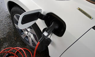 LADBAR: En plug-in-hybrid er ladbar. Tilkoblet en kurs p� 16A fullades batteriet p� 3,5 time. Foto: ANDREAS HANDELAND
