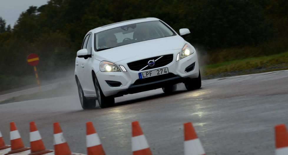 G�R SOM EI KULE: Med 215 dieselhester i kombinasjon med 70 elektriske hestekrefter, g�r Volvoen som et uv�r. Dessuten har den firehjulsdrift som s�rger for optimalt grep. Foto: ANDREAS HANDELAND