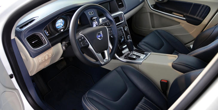 LUKSUS: V60 Plug-in Hybrid skiller seg ikke fra en vanlig V60 p� innsiden. Den er komfortabel som en Volvo skal v�re, og enkel i bruk. Foto: ANDREAS HANDELAND