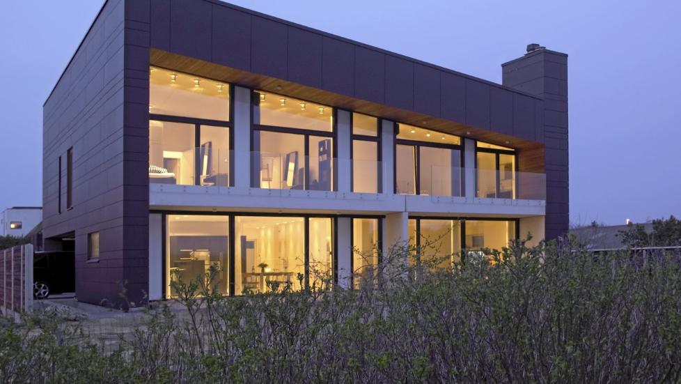 B�REDYKTIG: Kompakte Villa Alstrup henter energien den trenger og mer til fra naturen ved hjelp av solfangere, solceller og jordvarmeanlegg. C.F.M�ller har kontorer i mange land, og i Norge har de i det siste blant annet signert restaureringen av Aulaen ved UiO, landets fornemste m�te- og konsertsal og tunge prosjekter som sykehus. Foto: Helene Mikkelsen