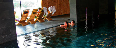 Gir hverandre massasje med urteputer p� gruppespa