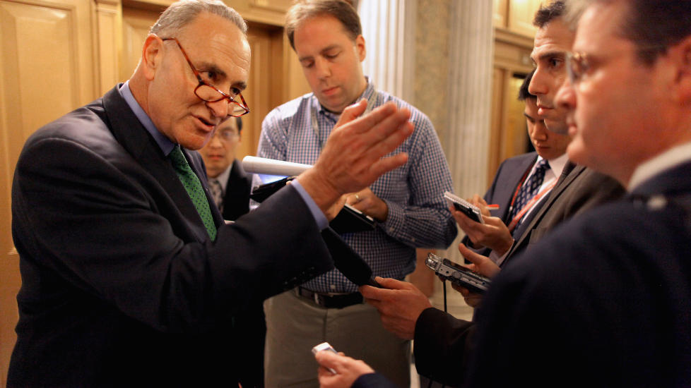DEBATT: Senator Charles Schumer i diskusjon med journalister etter avstemningen om Obamas forslag til redningspakke. Forslaget ble klubbet ned. Foto: Chip Somodevilla/Getty Images/AFP/Scanpix