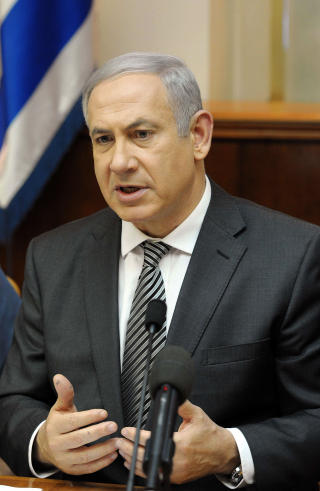 L�FTER: Benjamin Netanyahu lovet Gilad Shalits familie at han snart ville v�re hjemme. Foto: AFP/Scanpix