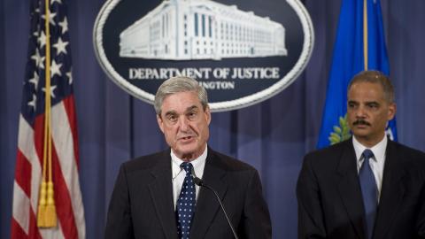 ORIENTERTE: FBI-sjef Robert Mueller (t.v.) og justisminister Eric Holder. Foto: EPA/Shawn Thew/Scanpix
