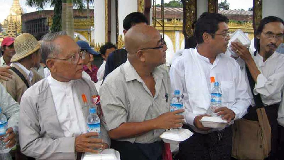 L�SLATT: Zarganar (nummer to f.v.) har sittet fengslet siden 2008. Her fra 2007, med politiker U Win Naing (t.v.) og skuespiller Kyaw Tun. Foto: AFP/Scanpix