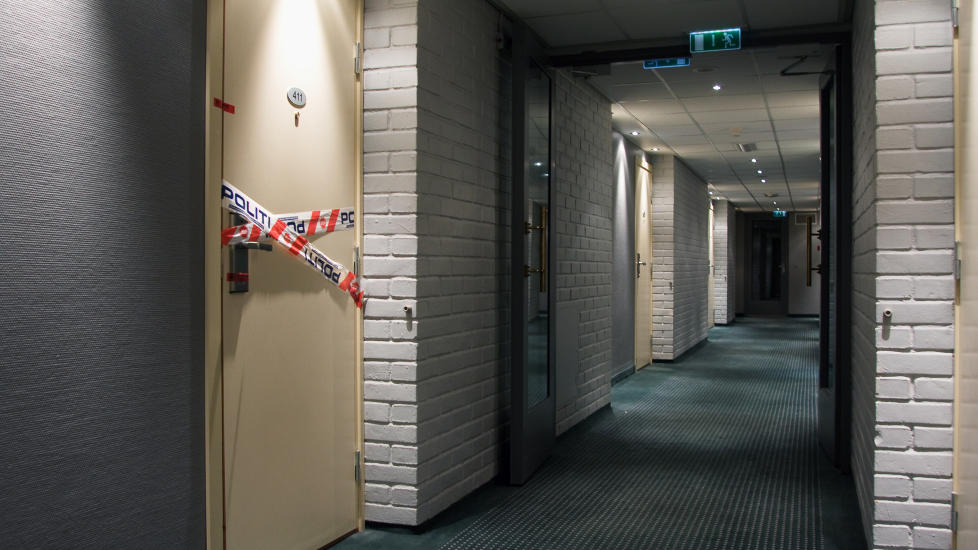 SPERRET AV: Bak denne d�ra ble kvinnen funnet d�d like f�r midnatt. Det h�rtes voldsomt st�y fra rommet f�r hun ble funnet. Foto: Erik Hattrem / Dagbladet