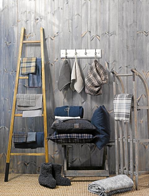 FARGEFORSLAG: Case fra ei fjellhytte som �nsket farge og interi�rforslag med fokus p� gr�tt og bl�tt. Her ble gr�toner, bl�toner og gr�beige kombinert med grovt treverk for � skape et rustikt uttrykk. Stige og t�fler fra Palma, knagger og sm�m�bler fra Home & Cottage, tekstiler fra Green apple. Foto: Per Erik J�ger. Styling: Elin Scott