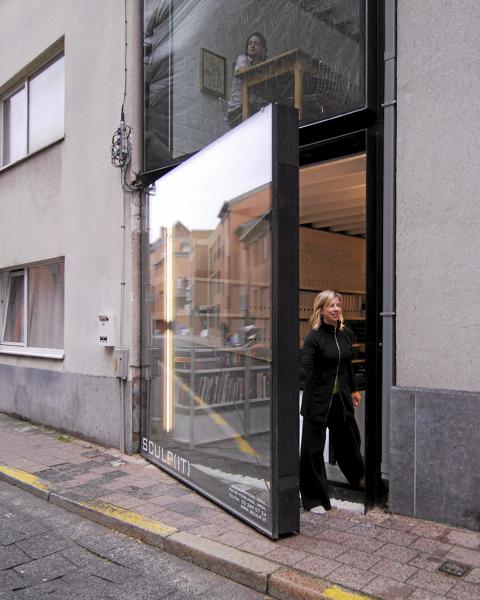 FULL �PNING: Arkitektkontoret ligger i f�rste etasje og hele fasaden mot gata kan sl�s ut.  Foto: roymans.com