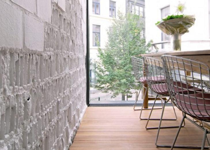 KLASSISK SAMSPILL: De grove strukturene i de hvite veggene matsjer de renlinjete st�lstolene til skulpt�ren Harry Bertoia p� en utmerket m�te.  Foto: roymans.com