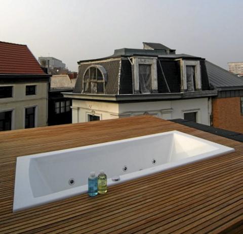 HIMMELSK: Fra taket med bassenget har eierne panoramautsikt over Antwerpens skyline. Her oppe er de ogs� i stor grad skjermet for innsyn.  Foto: roymans.com