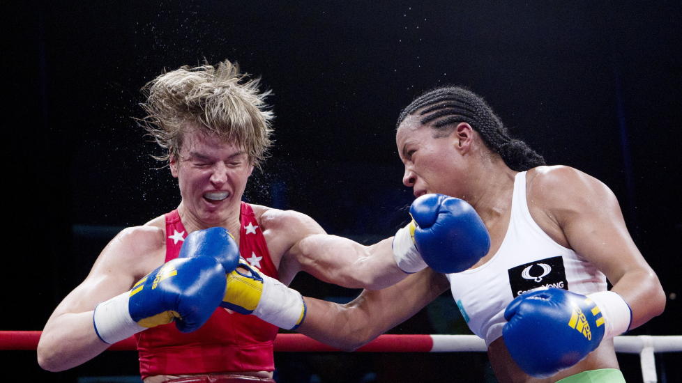 VIL BOKSE: Men Cecilia Br�khus (t.h.) sliter med at motstanderne ikke vil utfordre henne i ringen - bare med kjeften. Her i kamp mot Jill Emery i april. Foto: Kyrre Lien, Scanpix