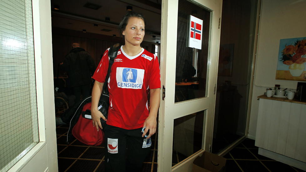 SLITER: Det er over et �r siden Nora M�rk ble operert f�rste gang, og etter planen skulle hun gj�re comeback for Larvik i oktober i fjor.  Foto: Bj�rn Langsem / Dagbladet.