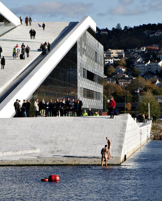 ISKALD FORN�YELSE: Det s� riktig kaldt ut da to menn la igjen kl�rne p� Operaen og kastet seg ut i den iskalde Oslofjorden tidligere i dag. Foto: Lars Eivind Bones