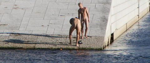 Nakenbadet ulovlig i det iskalde vannet utenfor Operaen