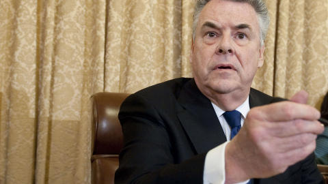- KRIGSHANDLING: USAs politikere konkurrerer n� n�rmest om � v�re skarpest i retorikken om terrorplanen. Republikaner Peter King erkl�rer planen som en krigshandling. Foto: AFP/Saul Loeb/Scanpix