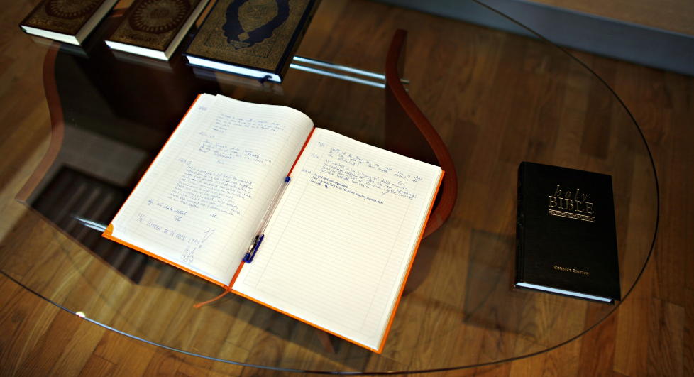 HELLIGE TEKSTER: I kapellet p� Gardermoen flyplass ligger det hellige tekster til fri avbenyttelse, sammen med en gjestebok man selv kan skrive hellige tanker i. Foto: OLE C. H. THOMASSEN/Dagbladet