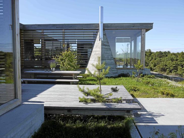 ET UPRETENSI�ST FRISTED: Omr�dene foran hytta er egnet b�de for � innta frokosten i det fri, og til � nyte sommerkvelden.  Foto: S H Arkitekter