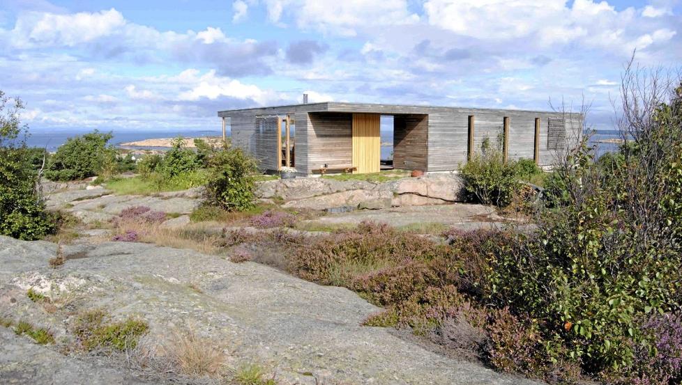 DISKR� SAMTIDSARKITEKTUR: Inne fra land virker hytta nesten som en diger kampestein.  Foto: S H Arkitekter