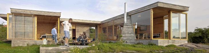 EN LANDLIG IDYLL: Se hvordan atriet �pner seg mot svaberget, himmelen og sj�en.  Foto: S H Arkitekter