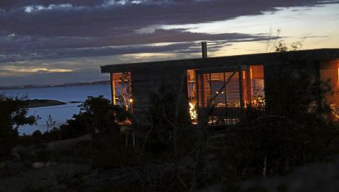MAGISK: Det er vel ingen ting som kan m�le seg med lyset seint en sommerkveld?  Foto: S H Arkitekter