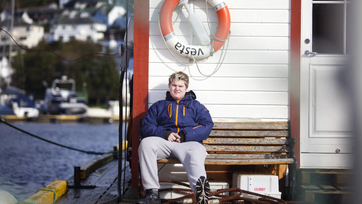 SKUTT TO GANGER: Mathias Eckhoff  (20), bosatt i Egersund, ble skutt to ganger p� Ut�ya 22. juli. - De valgte � la noen biter v�re igjen fordi det ville bli mer skader p� vevet om de tok dem ut, forteller han, som fire m�neder etter at han ble skutt fortsatt har smerter i beina. Foto: Marie von Krogh