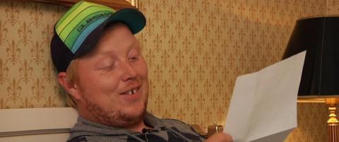 �Jeg begynte � suge ham forsiktig, og deretter falt vi om og hadde vill sex�