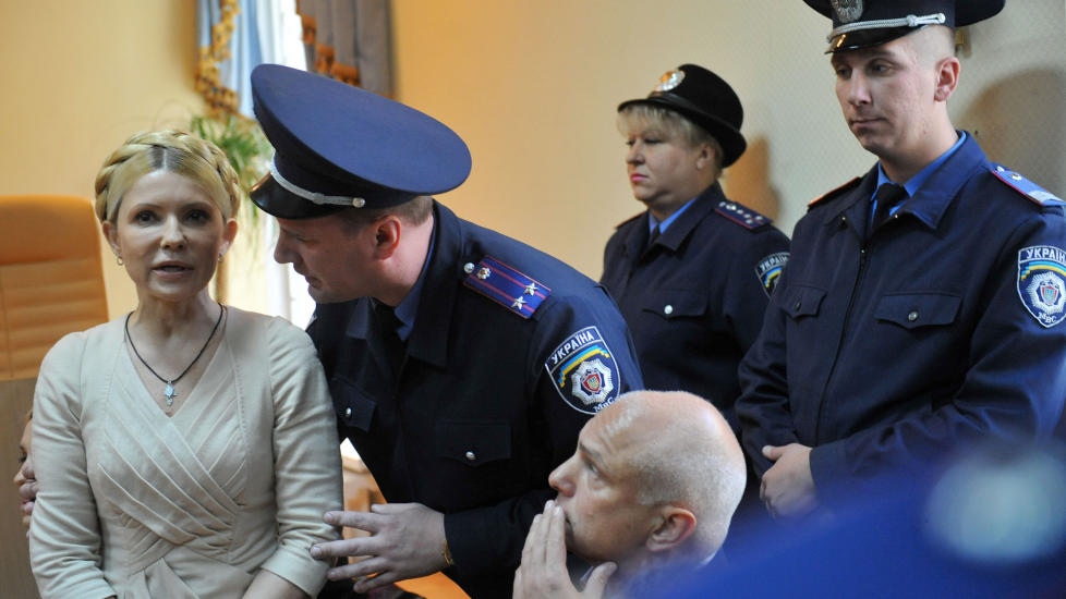 D�MT: Julia Timosjenko etter at hun ble d�mt til sju �rs fengsel i en rettssal i Kiev tirsdag. AFP PHOTO / SERGEI SUPINSKY