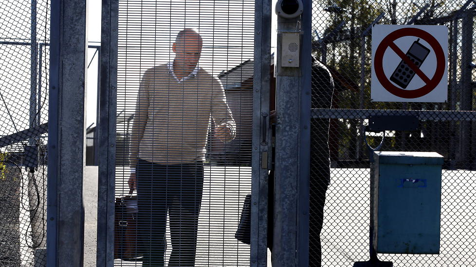 ARGUMENTERER MOT ISOLASJON: Geir Lippestad mener klienten n� ikke lenger skal sitte i isolat. - Politiet har blant annet brukt bevisforspillelsesfare som argument, men det er lite i saken som tyder p� at han har hatt medhjelpere i de to konkrete hendelsene, sier Lippestad til Dagbladet. TV2 melder n� at politiet ikke vil begj�re fire nye uker i isolasjon for Anders Behring Breivik. Foto: Jacques Hvistendahl